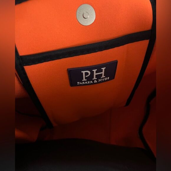 Parker & Hide Expandable Exclusive Neoprene Collection Tote Bag W/Wristlet NWT - Picture 6 of 8